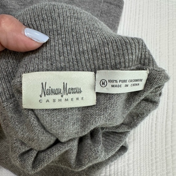 Neiman Marcus Heather Gray Knit Sweater turtleneck 💯Cashmere. - Picture 5 of 5